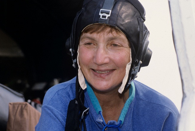 Khi 17 tuổi, Galina tiếp bước người cha quá cố và theo đuổi giấc mơ chinh phục bầu trời bằng việc đăng ký thi vào Trường Hàng không Moskva. Bà tốt nghiệp với vai trò là huấn luyện viên phi công. Sau khi tốt nghiệp, bà trở thành kỹ sư hàng không trong 5 năm. Tiếp đến, bà được nhận vào một trường dạy bay. Sau khi hoàn thành khóa học, bà trở thành phi công trực thăng.