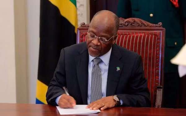 Trong thời gian nắm quyền, một số người bày tỏ lo ngại Tổng thống Magufuli không đủ sức khỏe để gánh vác trọng trách quan trọng của đất nước vì tuổi cao. Trước ý kiến này, vị nguyên thủ quốc gia của Tanzania thể hiện sự điềm đạm và thông minh qua việc hít đất trước mọi người. Hành động này khiến các cử tri yên tâm rằng ông hoàn toàn khỏe mạnh để điều hành đất nước.