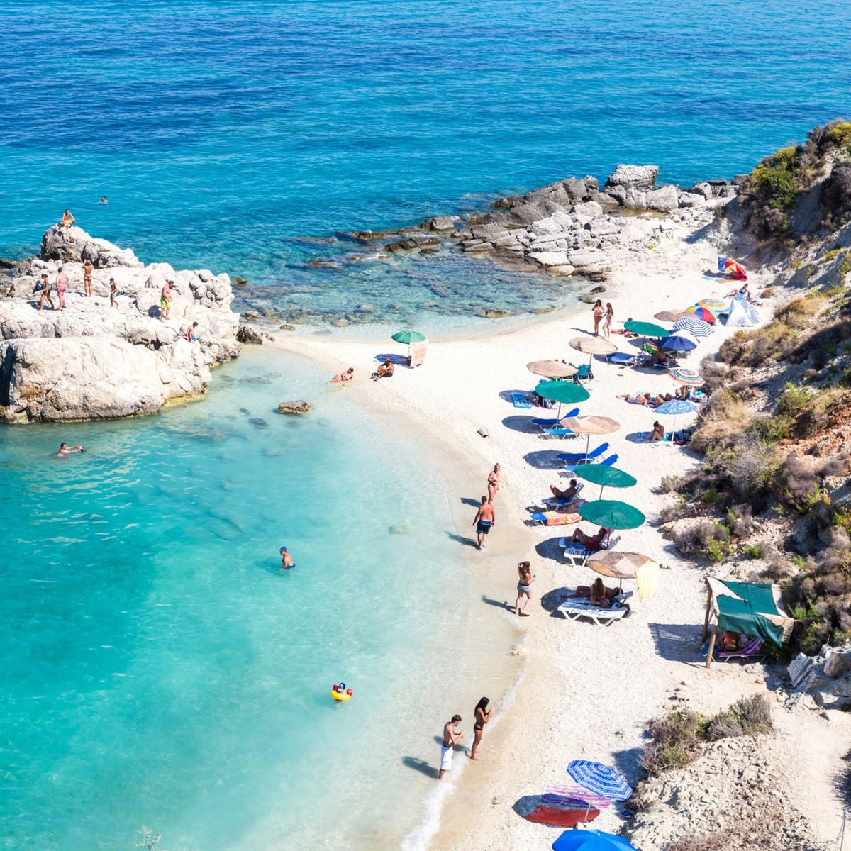 Hy Lạp hấp dẫn du khách bởi nhiều hòn đảo và bãi biển đẹp. Theo ước tính, quốc gia này có hơn 2.000 hòn đảo. Trong số này có khoảng 170 đảo có người sinh sống. Số đảo còn lại vô cùng hoang sơ, ít được biết đến.