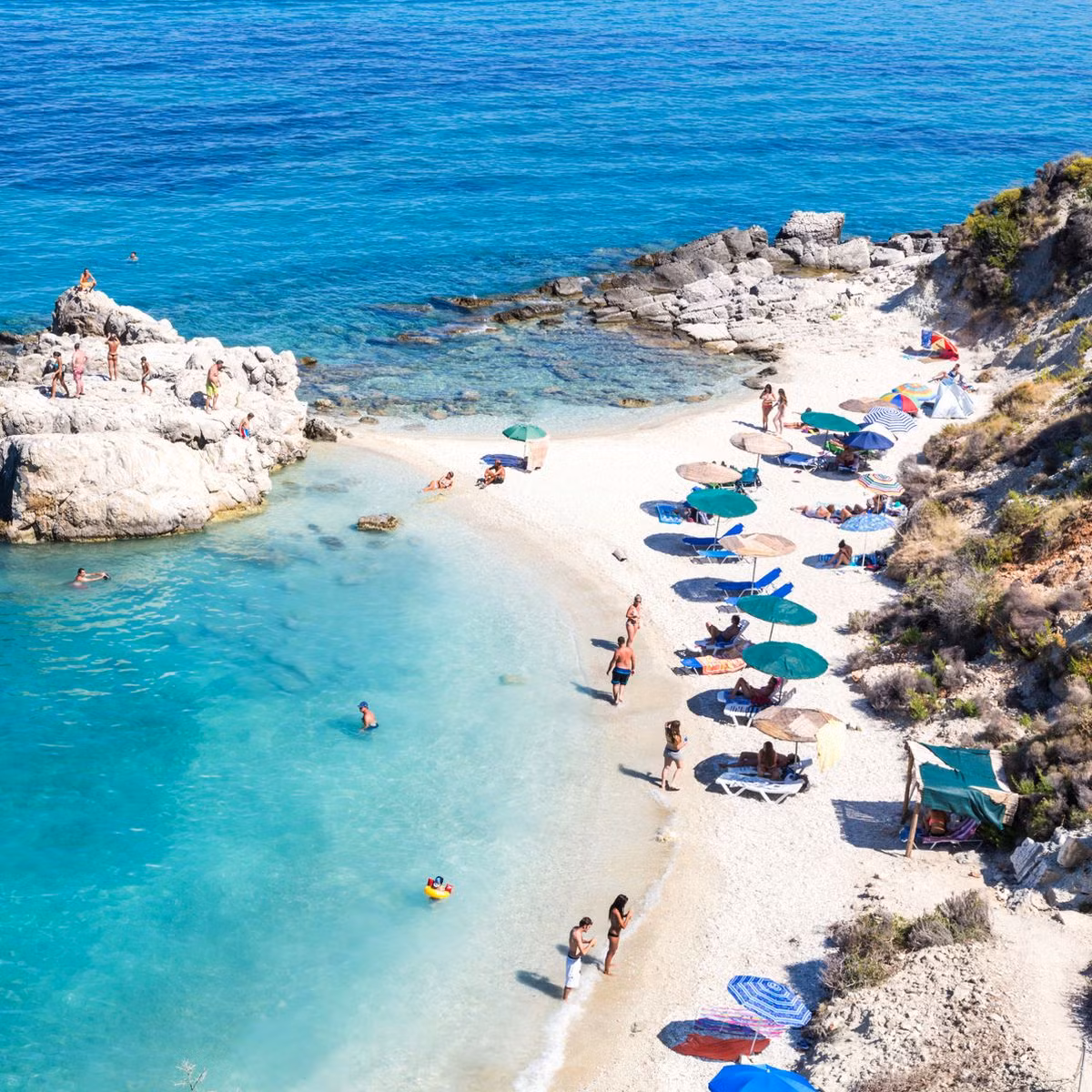 Hy Lạp hấp dẫn du khách bởi nhiều hòn đảo và bãi biển đẹp. Theo ước tính, quốc gia này có hơn 2.000 hòn đảo. Trong số này có khoảng 170 đảo có người sinh sống. Số đảo còn lại vô cùng hoang sơ, ít được biết đến.