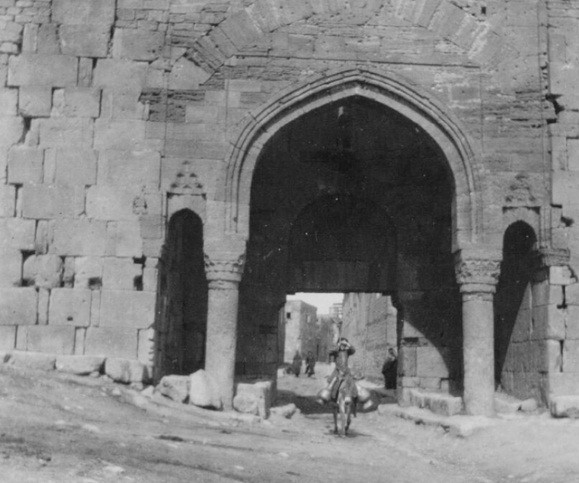 Nhiều công trình hàng trăm tuổi như pháo đài, đền thờ, nhà ở được xây dựng ở Derbent tồn tại đến ngày nay.