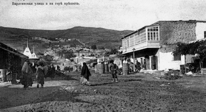 Thành phố Derbent nằm trên dãy núi Caucasus nhìn xuống biển Caspian. Do nằm ở vị trí chiến lược nên thành phố cổ xưa này nối liền châu Âu với khu vực Tây Á.