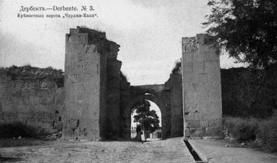 Nhờ vậy, du khách biết đến thành phố cổ Derbent nhiều hơn. Mỗi năm, hàng ngàn người dân ghé thăm và tìm hiểu về các công trình kiến trúc cổ xưa của nơi đây.