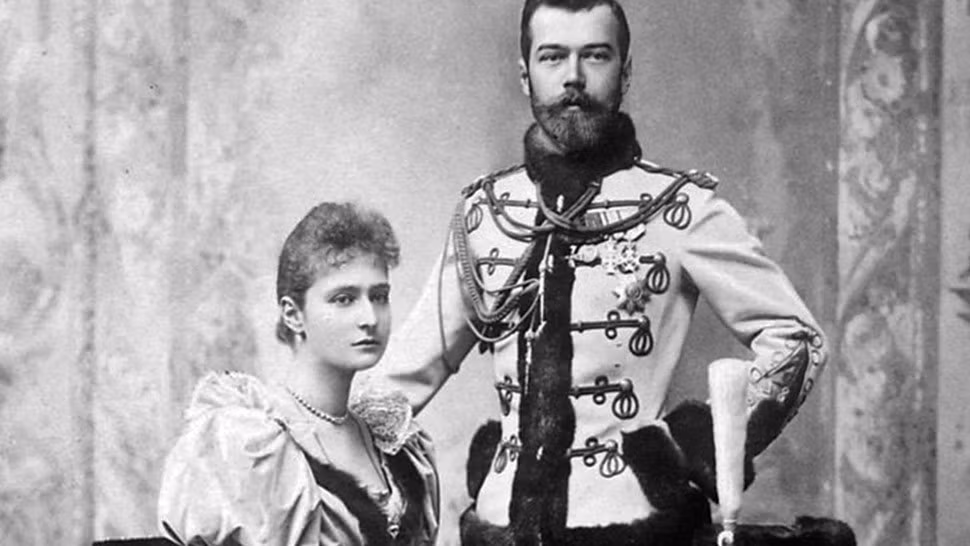 Trong những năm đầu trị vì nước Nga, Sa hoàng Nicholas II và gia đình có cuộc sống giàu sang, phú quý và bình yên. Thế nhưng, kể từ cuối năm 1916, tình hình ở Nga trở nên xấu đi khiến quyền lực của Sa hoàng Nicholas II và hoàng gia bị đe dọa, thách thức.