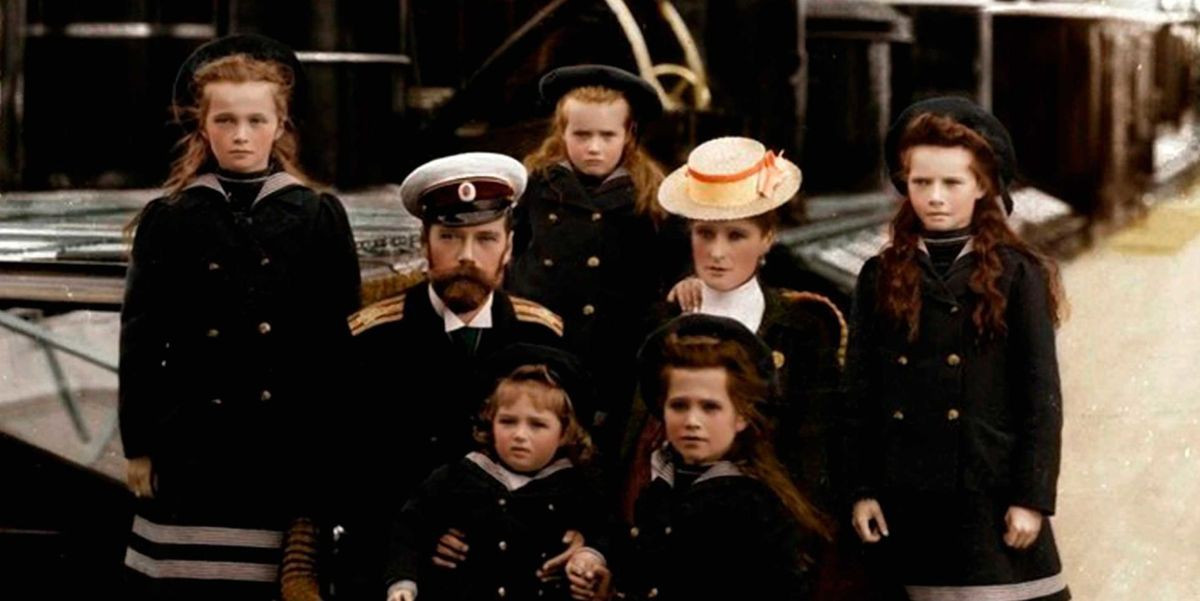 Đến ngày 17/7/1918, toàn bộ gia đình Sa hoàng Nicholas II bị bắn chết. Thi hài của họ được chôn chung trong một chiếc hố. Phải đến năm 1979, hài cốt của Sa hoàng Nicholas II và vợ con mới được phát hiện.