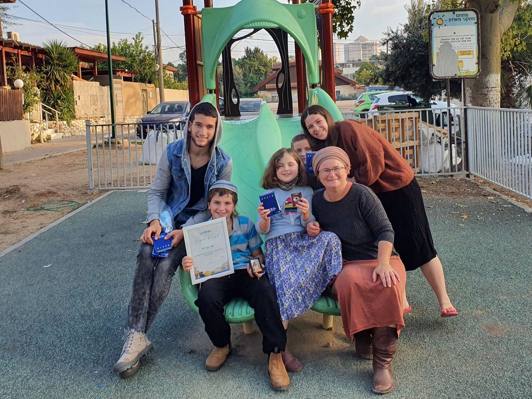 Xuất phát từ điều này, người dân, đặc biệt là phụ nữ sử dụng bùa hộ mệnh để cầu xin thần linh che chở, bảo vệ và trở thành người mẹ có con cái khỏe mạnh.