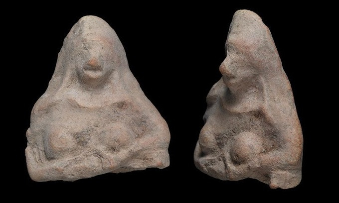 Theo các chuyên gia, bùa hộ mệnh 2.500 tuổi thực chất là một bức tượng cao khoảng 7,5 cm. Nó khắc họa hình ảnh một phụ nữ ngực trần quấn khăn quanh đầu và cổ.