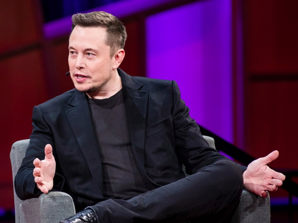 Đến ngày 27/9/2018, CEO Elon Musk bị SEC khởi kiện vì tội gian lận do đăng tải những tweet gây tranh cãi không đúng sự thật về Tesla và phải nộp phạt 20 triệu USD.