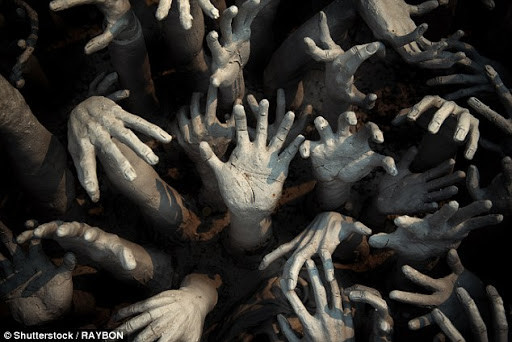 Một người bình thường có thể trở thành xác sống nếu bị đối phương cắn và nhiễm bệnh. Do đó, những zombie mới tiếp tục đi lang thang và có thêm nhiều nạn nhân khác.