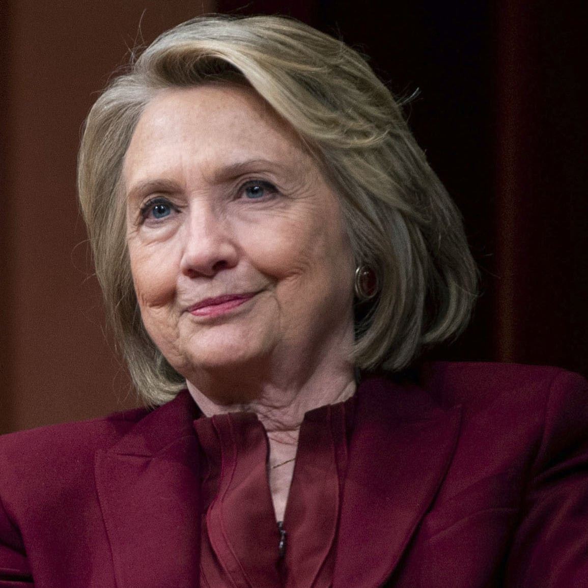 Kể từ khi bước chân vào Nhà Trắng, Đệ nhất phu nhân Clinton luôn ủng hộ chồng và tích cực tham gia vào các hoạt động chính trị. Bà đi thăm hơn 50 quốc gia trên thế giới, thúc đẩy quyền phụ nữ và cải cách y tế.