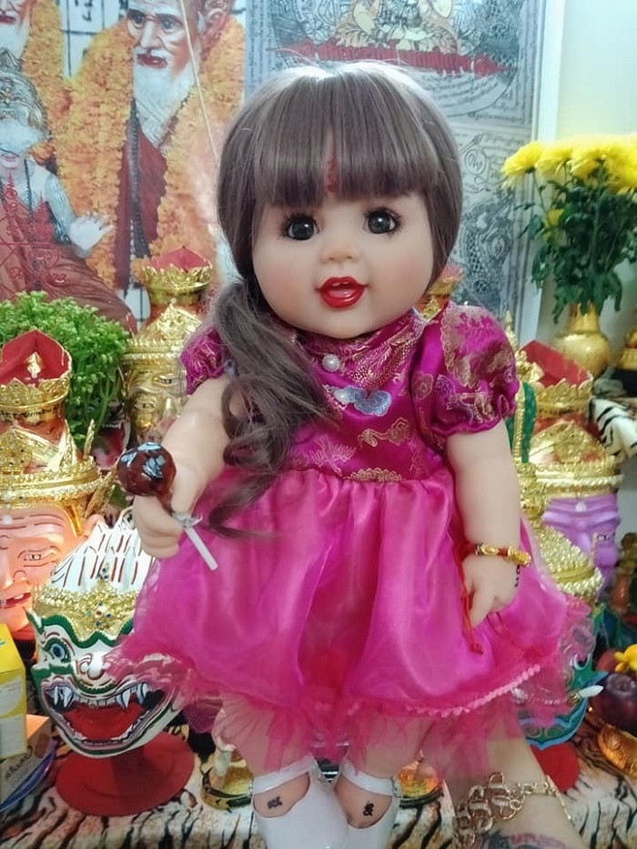 Theo triết lý của Phật giáo ở Việt Nam, việc nuôi Kumanthong không mang lại lợi ích gì. Thông tin nuôi con búp bê này mang đến may mắn, tài lộc là do một số đối tượng tự bịa đặt về tính linh thiêng để dụ dỗ mọi người chi tiền mua các sản phẩm dành cho Kumanthong. Không có một vong hồn nào nhập vào vật vô tri vô giác như búp bê Kumanthong. Do đó, Kumanthong không thể đem lại tài lộc cho người nuôi.