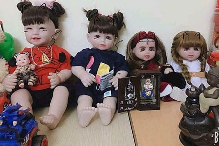 Theo đó, những người nuôi Kumathong chăm sóc con búp bê không khác gì một đứa trẻ bằng cách đặt tên, cho ăn cho uống, trò chuyện, đưa đi chơi... Trước sự việc này, nhiều người tò mò búp bê Kumathong có nguồn gốc từ đâu và liệu nó có thực sự đem đến may mắn, sự giàu có cho người nuôi hay không.