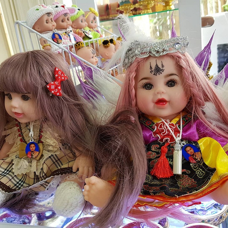 Từ đây, búp bê Kumanthong ra đời. Trong tiếng Thái, búp bê này được gọi là "luuk thep" có nghĩa "thiên thần nhỏ". Người ta tin rằng, con búp bê này sẽ phù hộ cho cha mẹ và đem đến cho gia đình sự may mắn, tài lộc. Về sau, một số người làm búp bê Kumanthong để nuôi hoặc thờ cúng. Thậm chí, có người coi chúng như một loại bùa ngải giúp bản thân gặp nhiều may mắn hoặc dùng nó để "yểm bùa" ám hại người khác.