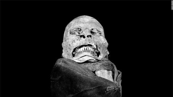 Biểu cảm đáng sợ trên khuôn mặt xác ướp trên thật sự làm người xem dựng tóc gáy. “Lúc đầu nhìn thấy nó, tôi rất rất sợ. Nhưng rồi có thứ gì đó rất khó giải thích thu hút tôi một cách mãnh liệt về phía đó” - Salcedo kể lại.