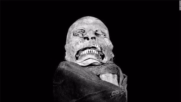 Biểu cảm đáng sợ trên khuôn mặt xác ướp trên thật sự làm người xem dựng tóc gáy. “Lúc đầu nhìn thấy nó, tôi rất rất sợ. Nhưng rồi có thứ gì đó rất khó giải thích thu hút tôi một cách mãnh liệt về phía đó” - Salcedo kể lại.