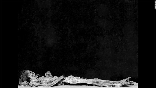 Cuộc hành trình xuyên quốc gia của nhiếp ảnh gia Lorry Salcedo đã mang lại không chỉ một bộ ảnh đậm chất nghệ thuật mà còn cả những câu chuyện xung quanh các xác ướp đang bị đe dọa bởi kẻ trộm mộ. Bức hình này có tên “ông già say ngủ”. Xác ướp trong ảnh được chính Salcedo tìm thấy trong một bảo tàng tạm thời ở Lima. Salcedo chia sẻ: “Người đàn ông bị nhốt trong một căn phòng khóa chặt trong nhiều năm. Ông vẫn nằm đó trong bóng tối bao phủ khi chúng tôi phá khóa, vẫn yên nghỉ đúng nơi ông đã nằm đó hơn 1.000 năm trước”.