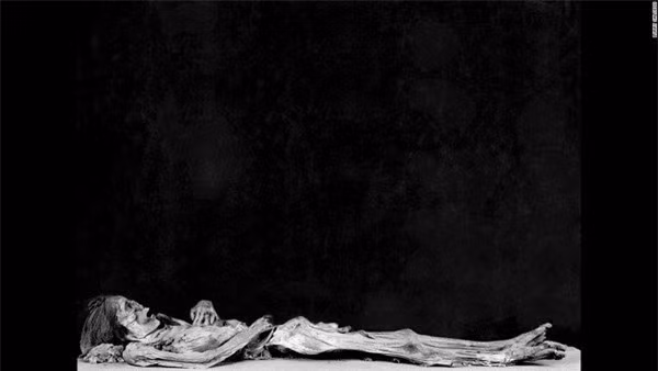 Cuộc hành trình xuyên quốc gia của nhiếp ảnh gia Lorry Salcedo đã mang lại không chỉ một bộ ảnh đậm chất nghệ thuật mà còn cả những câu chuyện xung quanh các xác ướp đang bị đe dọa bởi kẻ trộm mộ. Bức hình này có tên “ông già say ngủ”. Xác ướp trong ảnh được chính Salcedo tìm thấy trong một bảo tàng tạm thời ở Lima. Salcedo chia sẻ: “Người đàn ông bị nhốt trong một căn phòng khóa chặt trong nhiều năm. Ông vẫn nằm đó trong bóng tối bao phủ khi chúng tôi phá khóa, vẫn yên nghỉ đúng nơi ông đã nằm đó hơn 1.000 năm trước”.