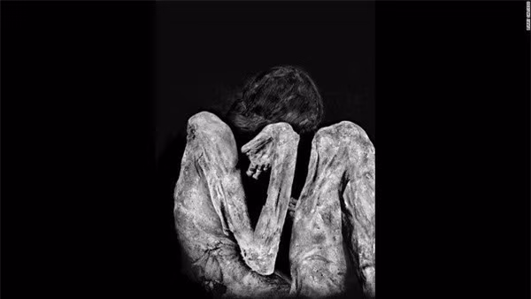 Hàng nghìn năm trước, xác ướp này có lẽ là một cô gái xinh đẹp với mái tóc dài mượt mà được tết rất duyên dáng. Cô gái được tìm thấy ở một bãi biển phía Bắc Peru.