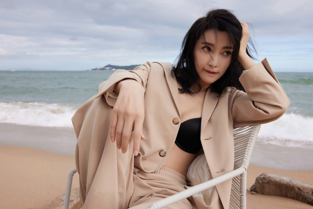 Lý Băng Băng sinh năm 1973 tại Hắc Long Giang, Trung Quốc. Cô là một trong các đại hoa đán Trung Quốc. Nữ diễn viên nổi tiếng nhờ Vua Kung Fu, Phong thanh, Thương vương chi vương, Địch Nhân Kiệt, Cách mạng Tân Hợi, Tuyết hoa và mật phiến, Thiên hạ vô tặc, Bát đại hào hiệp, Vân thủy dao.