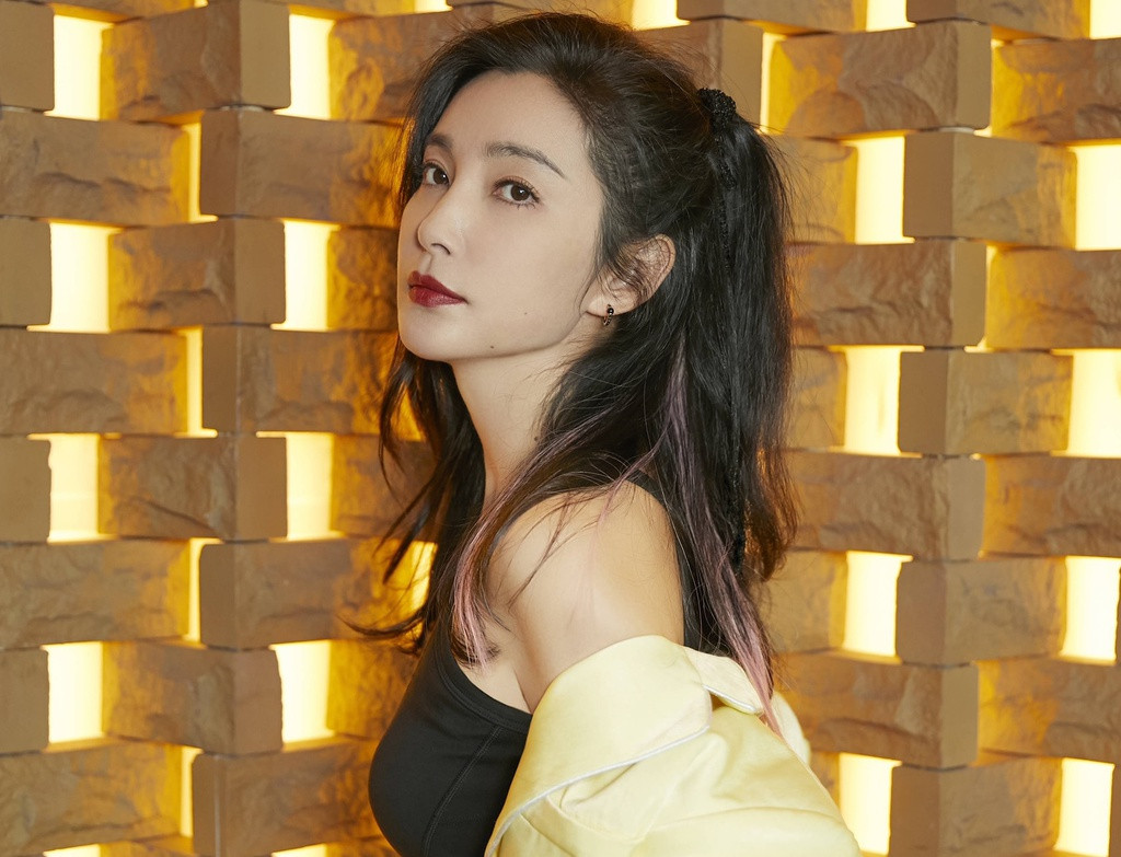 Lý Băng Băng im lặng một thời gian dài và sau đó quyết định lên báo nói rõ mọi chuyện. "Mọi việc là do Chu Hiếu Thiên dựng lên. Tôi chỉ là nạn nhân trong màn kịch đánh bóng tên tuổi của anh ta", người đẹp tố cáo đồng nghiệp. Sau này, khi bị hỏi về chuyện từng ra vào khách sạn với tài tử xứ Đài, mỹ nhân luôn tỏ ra khó chịu và gắt gỏng: "Làm ơn quên chuyện đó đi". Ngoài ra, còn xuất hiện tin đồn Lý Băng Băng qua lại với Vương Trung Lỗi, chủ tịch của Hoa Nghị huynh đệ. Tuy nhiên, cô phủ nhận đồng thời cho biết họ chỉ là quan hệ sếp - nhân viên.