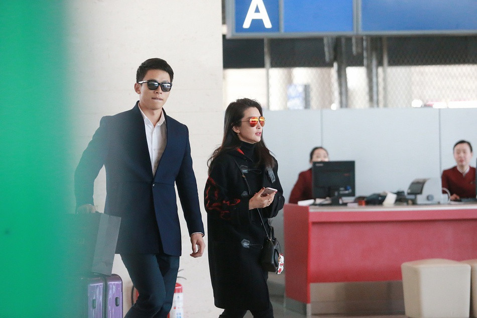 "Văn Nam rất ưu tú và nỗ lực cho tương lai. Nhưng khi ở bên tôi, anh ấy phải che giấu bản thân. Sự tốt đẹp của anh cũng trở thành đề tài bàn tán trong dư luận. Từ lúc bắt đầu mối tình này, anh ấy hứng chịu không ít chỉ trích vì tin đồn thất thiệt. Cuộc sống của anh vì thế rất áp lực. Tôi nghĩ lựa chọn chia tay sẽ tốt cho cả hai", Lý Băng Băng cho hay. Sao nữ Vua Kung Fu chia sẻ không còn là tình nhân, nhưng họ vẫn giữ mối quan hệ bạn bè thân thiết.