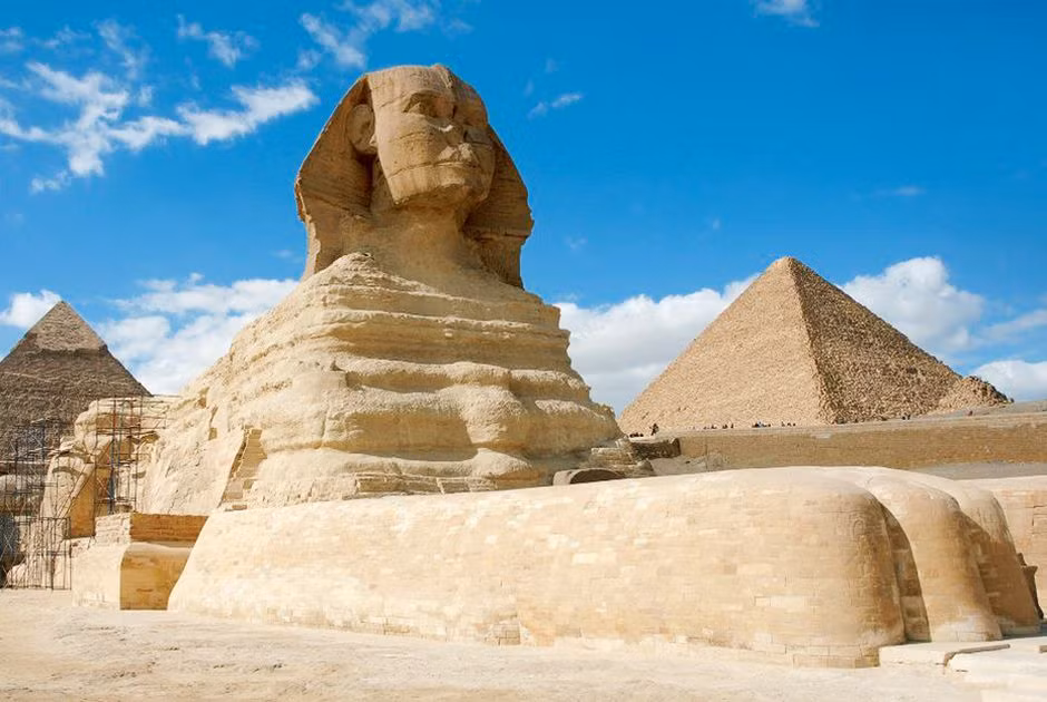 Thêm nữa, không ai biết tượng Nhân sư được xây dựng với mục đích gì. Một quan điểm cho rằng, người Ai Cập thời cổ đại xây dựng công trình này để bảo vệ cao nguyên Giza.