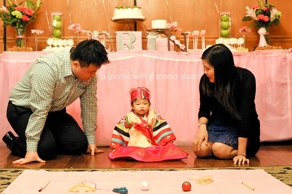 Nhiều món ăn như thịt, cá, cơm, đường trắng, bánh ngô đậu đỏ... được chuẩn bị đầy đủ nhằm tượng trưng cho sự trường thọ, may mắn.