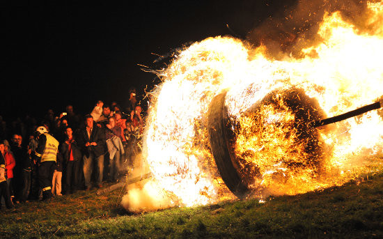 Người dân Đức thực hiện truyền thống này nhằm chào đón mùa Xuân cũng như xua đuổi tà ma.