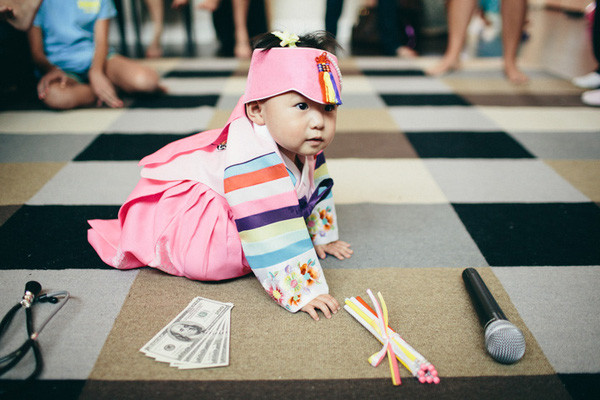 Nếu đứa trẻ chọn ống nghe thì sau này có thể sẽ trở thành bác sĩ. Trong trường hợp em bé chọn cây bút thì hàm chứa ý nghĩa sẽ thông minh, học giỏi. Chọn sợi chỉ có nghĩa đứa trẻ sẽ có phúc thọ, chọn bát gạo thì sẽ giàu có...