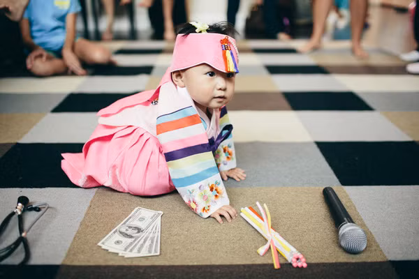 Nếu đứa trẻ chọn ống nghe thì sau này có thể sẽ trở thành bác sĩ. Trong trường hợp em bé chọn cây bút thì hàm chứa ý nghĩa sẽ thông minh, học giỏi. Chọn sợi chỉ có nghĩa đứa trẻ sẽ có phúc thọ, chọn bát gạo thì sẽ giàu có...