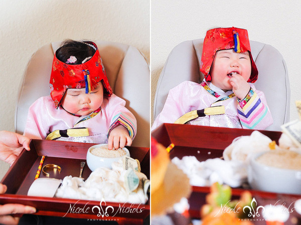 Một truyền thống quan trọng trong dịp này là em bé sẽ chọn một trong các đồ vật được chuẩn bị sẵn như ống nghe, sợi chỉ, cây bút... Mỗi đồ vật đều gắn liền với ý nghĩa tượng trưng nhất định.