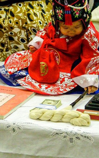 Lễ thôi nôi hay còn gọi là Doljabi là ngày sinh nhật tròn 1 tuổi của trẻ em được các gia đình ở Hàn Quốc đặc biệt chú trọng. Vào dịp này, đứa trẻ sẽ được bố mẹ mặc cho trang phục Hanbok truyền thống.