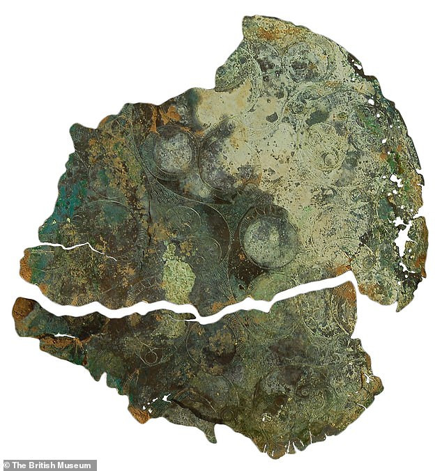 Mặt sau của chiếc gương được trang trí bằng nhiều chi tiết nhỏ như hình giọt nước, vòng tròn...