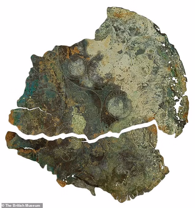 Mặt sau của chiếc gương được trang trí bằng nhiều chi tiết nhỏ như hình giọt nước, vòng tròn...