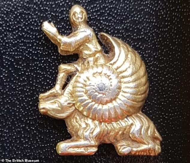 Cổ vật bằng vàng tạc một người đàn ông ngôi trên con dê. Các chuyên gia suy đoán báu vật này có thể được đính lên dây lưng hoặc đeo trên ngực.