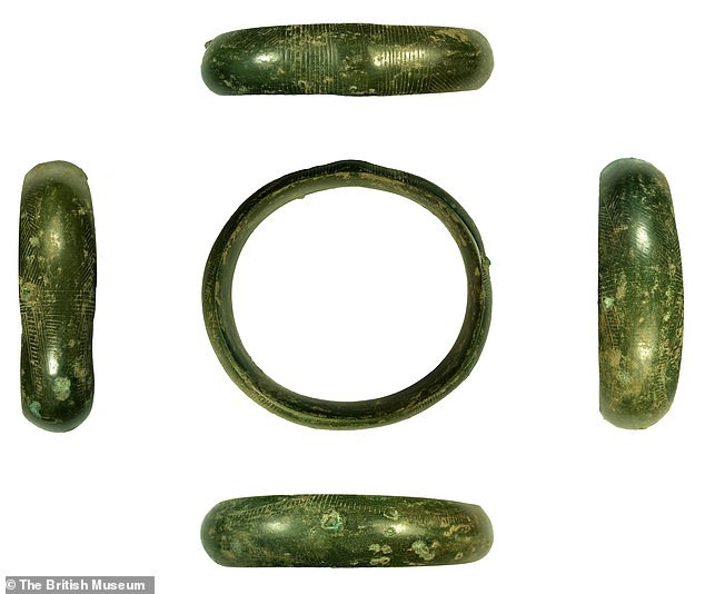 Những chiếc vòng tay hàng trăm tuổi.