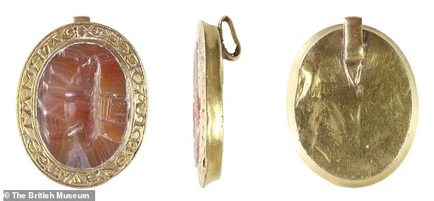 Một con dấu có gắn viên đá La Mã được tìm thấy ở East Walton, Norfolk. Các chuyên gia xác định cổ vật này có niên đại khoảng năm 1250 - 1350.