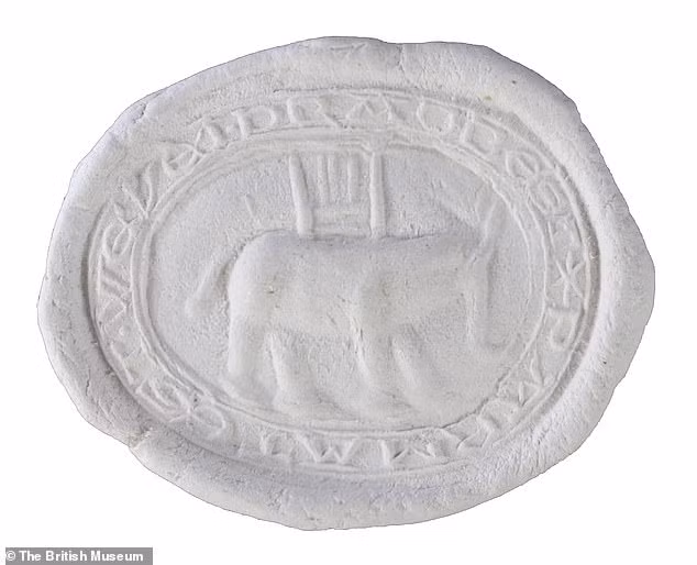 Một con dấu khác được bảo quản tại Bảo tàng Anh. Theo các chuyên gia, người xưa sử dụng những con dấu như này để niêm phong tài liệu, thư từ quan trọng. Nó cũng thể hiện địa vị giàu có và học vấn của người sở hữu.