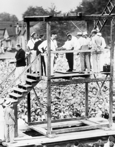 Khoảng 1h sáng ngày 14/8, tù nhân Bethea được cảnh sát áp giải từ Louisville đến Owensboro để chuẩn bị cho việc thi hành án tử công khai trước sự chứng kiến của mọi người.