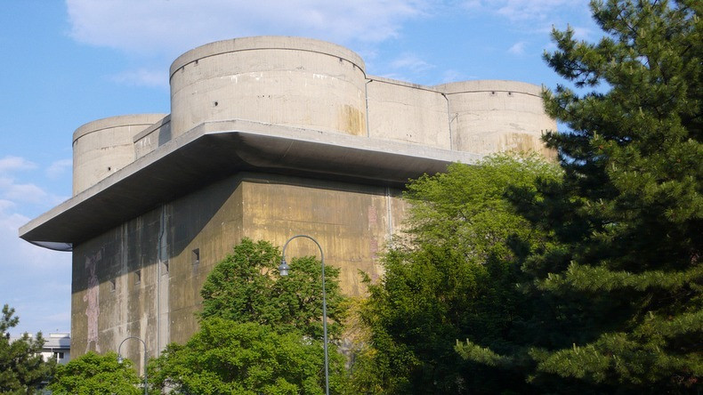 Sau khi Đức quốc xã bị đánh bại và Thế chiến 2 kết thúc, các tháp pháo phòng không ở Berlin bị phá hủy. Những tháp pháo tương tự như ở Berlin hiện còn Hamburg, Vienna.