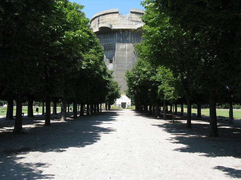 Tháp pháo được thiết kế có sức chứa khoảng 10.000 người. Bên trong công trình kiên cố này có cả bệnh viện.