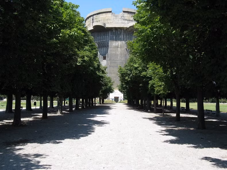 Tháp pháo được thiết kế có sức chứa khoảng 10.000 người. Bên trong công trình kiên cố này có cả bệnh viện.