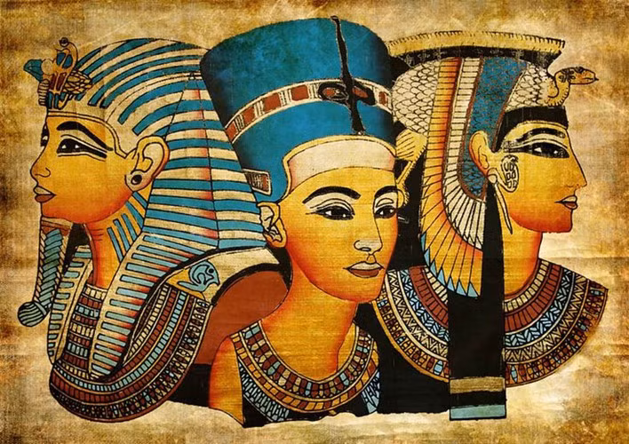 Sau khi vua cha Ptolemy XII Auletes qua đời vào năm 51 trước Công nguyên, Cleopatra kết hôn với em trai Ptolemy XIII. Theo đó, bà trở thành Nữ hoàng Ai Cập đồng cai trị đất nước với em trai.