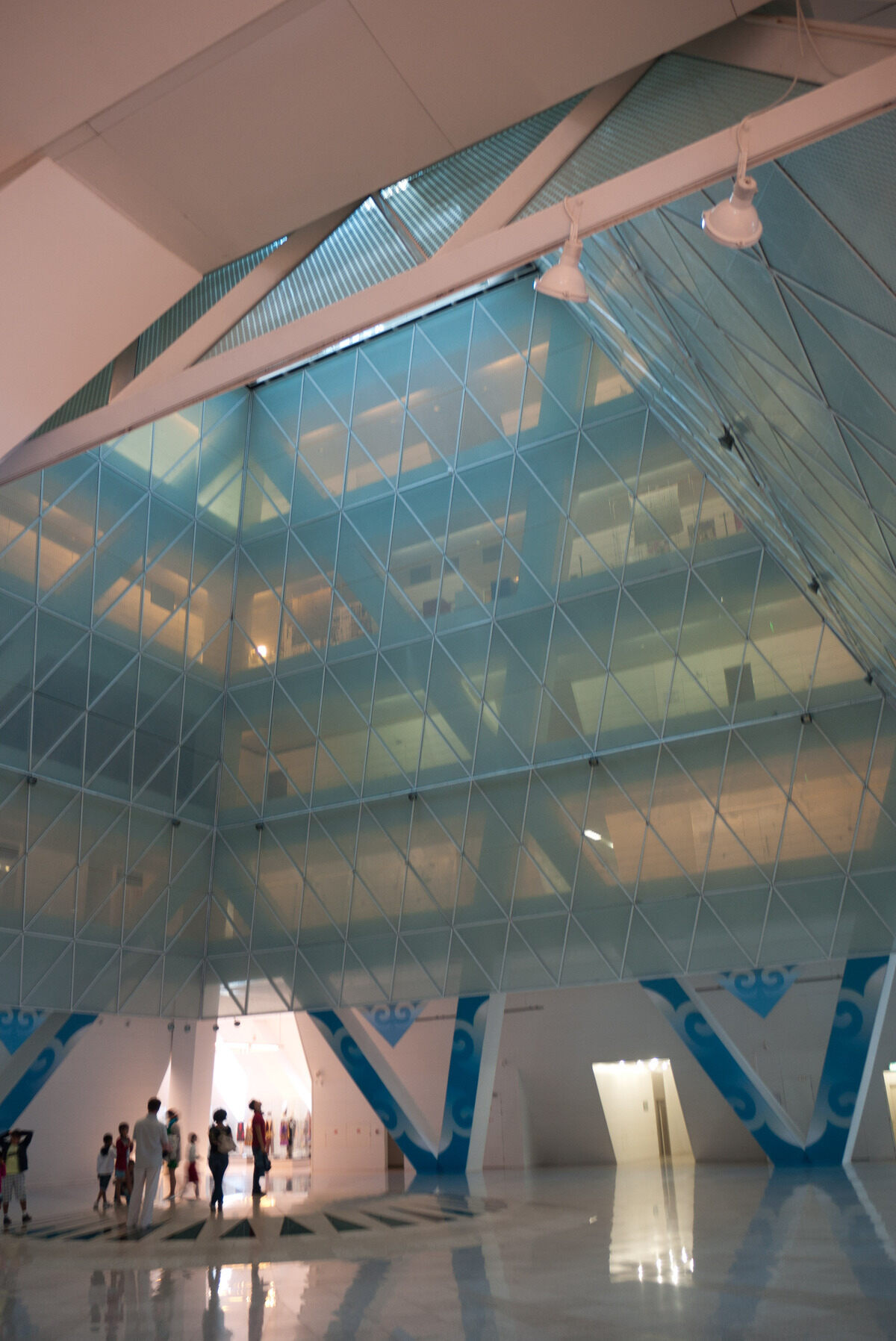 Kim tự tháp Hòa bình chính thức mở cửa đón khách từ năm 2006. Kể từ đó cho đến nay, công trình này trở thành một biểu tượng nổi tiếng của Kazakhstan cũng như thế giới về hòa binh, sự hòa hợp giữa các văn hóa, tôn giáo và tín ngưỡng.