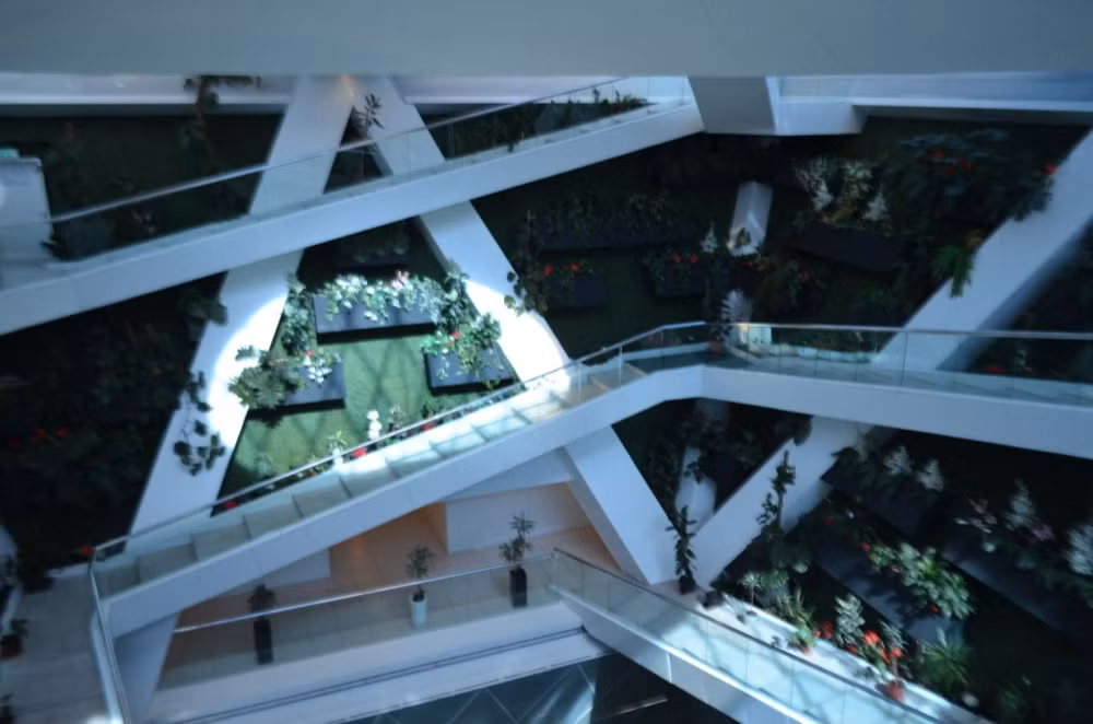 5 tầng thuộc kim tự tháp Hòa bình đều được thiết kế có hình tam giác nổi bật có thể nhìn thấy rõ từ bên ngoài.