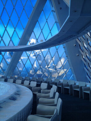 Thêm nữa, một bảo tàng văn hóa quốc gia, thư viện và trung tâm nghiên cứu các cộng đồng Kazakhstan cũng được thiết kế ấn tượng bên trong kim tự tháp Hòa bình.