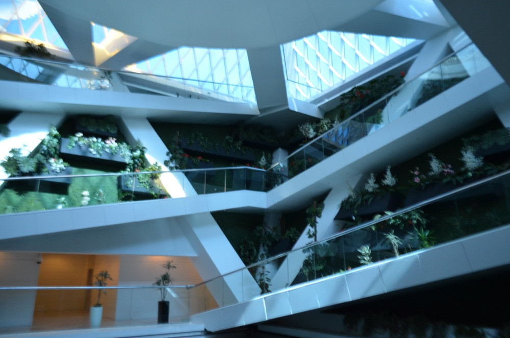 Điều này xuất phát từ việc bên trong kim tự tháp Hòa bình có một nhà hát opera. Nhà hát này có sức chứa 1.500 người.