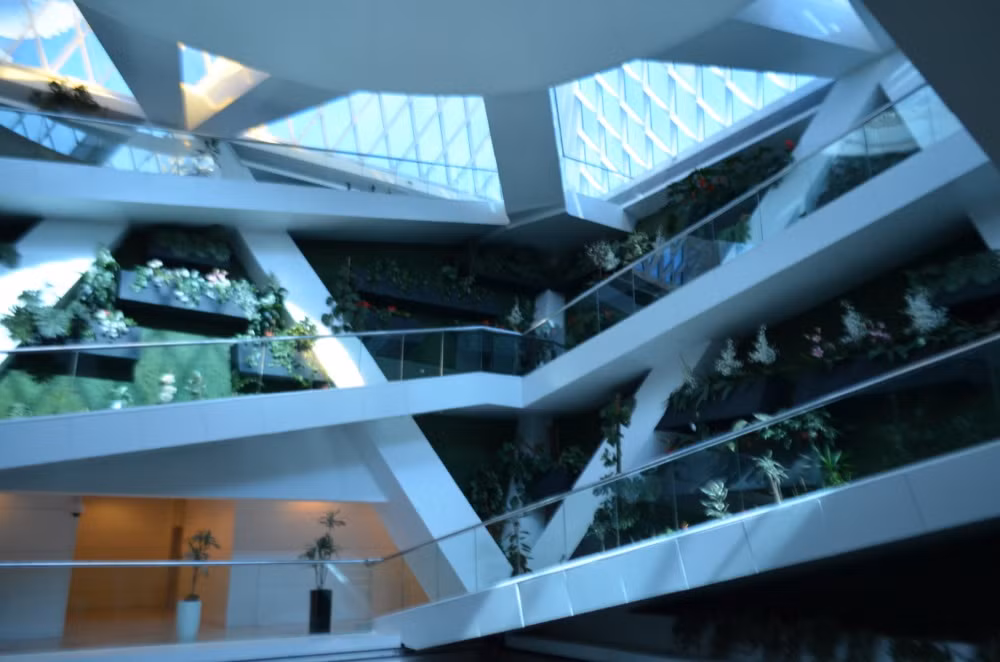 Điều này xuất phát từ việc bên trong kim tự tháp Hòa bình có một nhà hát opera. Nhà hát này có sức chứa 1.500 người.