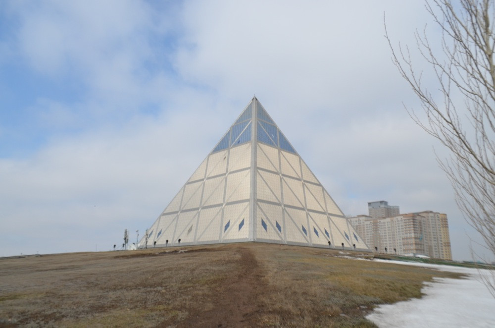 Kiến trúc sư người Anh Sir Norman Foster là người thiết kế kim tự tháp Hòa bình nổi tiếng Kazakhstan.