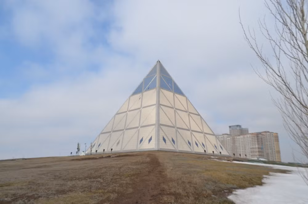 Kiến trúc sư người Anh Sir Norman Foster là người thiết kế kim tự tháp Hòa bình nổi tiếng Kazakhstan.